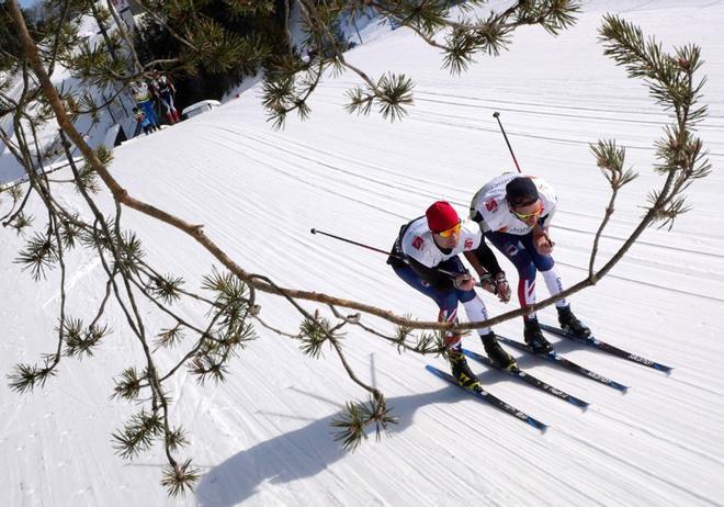 Los esquiadores británicos prueban sus esquís antes de la ronda clasificatoria para el evento de 10 km (clásico) de campo a través del Campeonato del Mundo de Esquí Nórdico FIS.