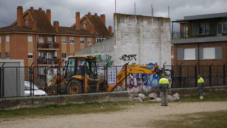 Una excavadora acomete los derribos en las instalaciones del Tránsito.