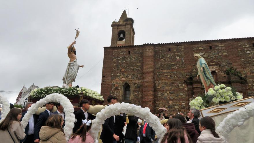 El Resucitado y la Virgen de los Milagros abrevian recorrido en Monesterio