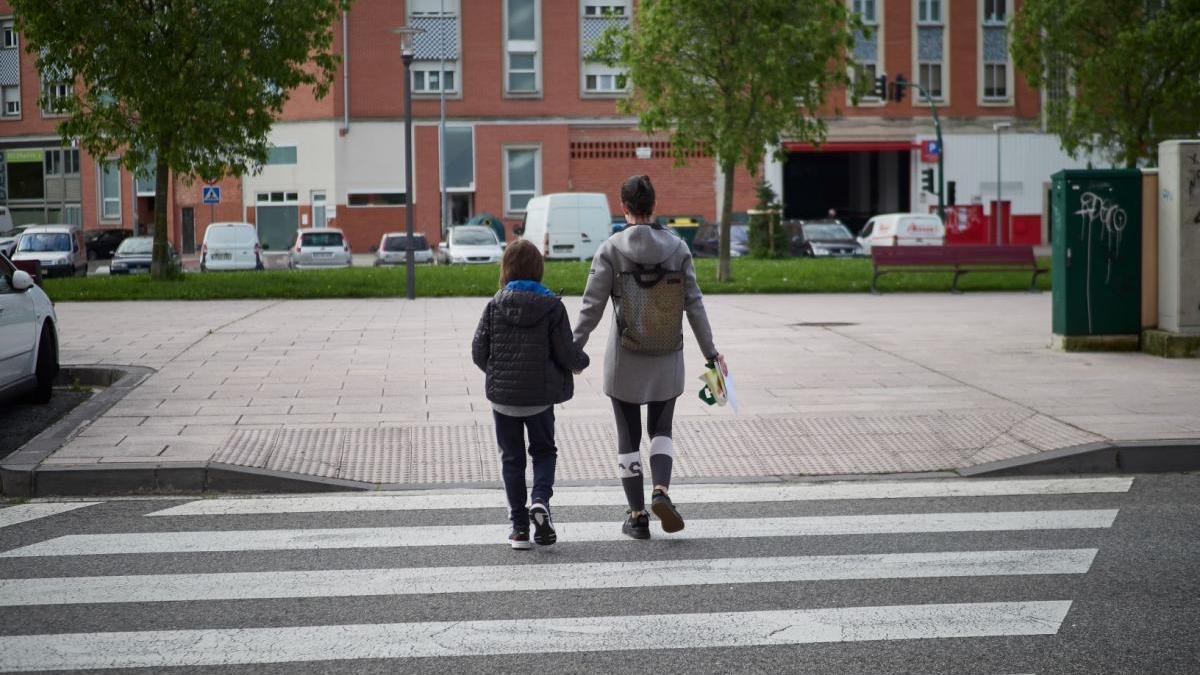 Más de 134.000 niños extremeños pueden salir a pasear este domingo tras más de 40 días confinados