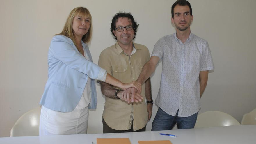 Mercè Cardona (PSC), Agustí Comas (ERC) i Albert Marañón (ICV), el 2015, quan es va segellar el pacte