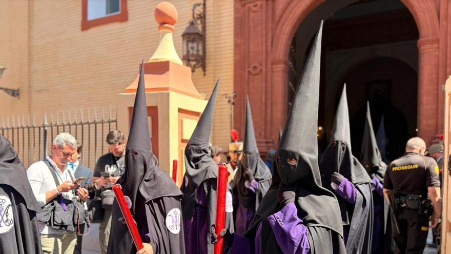 Vídeo | Los tramos del Cristo de la Salud de San Bernardo abandonan la parroquia a gran velocidad para poder cumplir con los tiempos establecidos