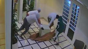 Vídeo | Així van robar la caixa forta d’una casa en una urbanització de Barcelona