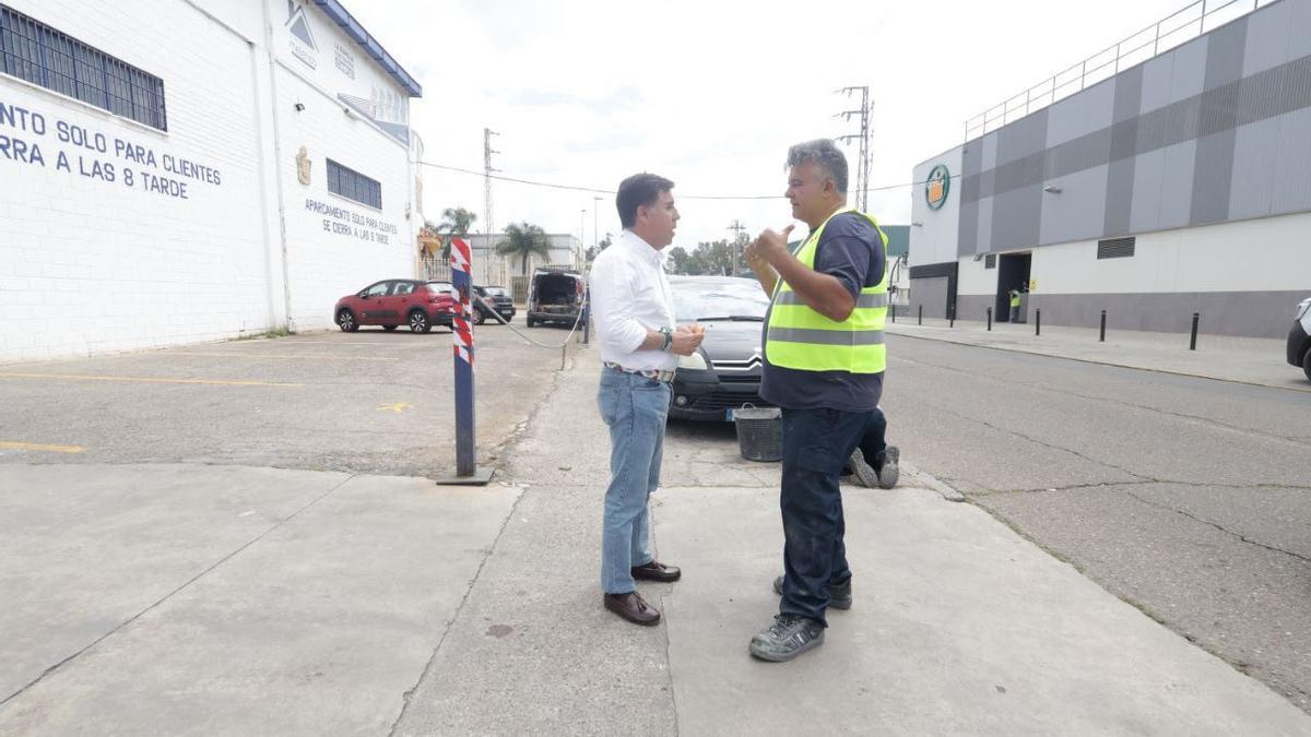 El delegado de Infraestructuras en una calle donde se repondrán farolas.