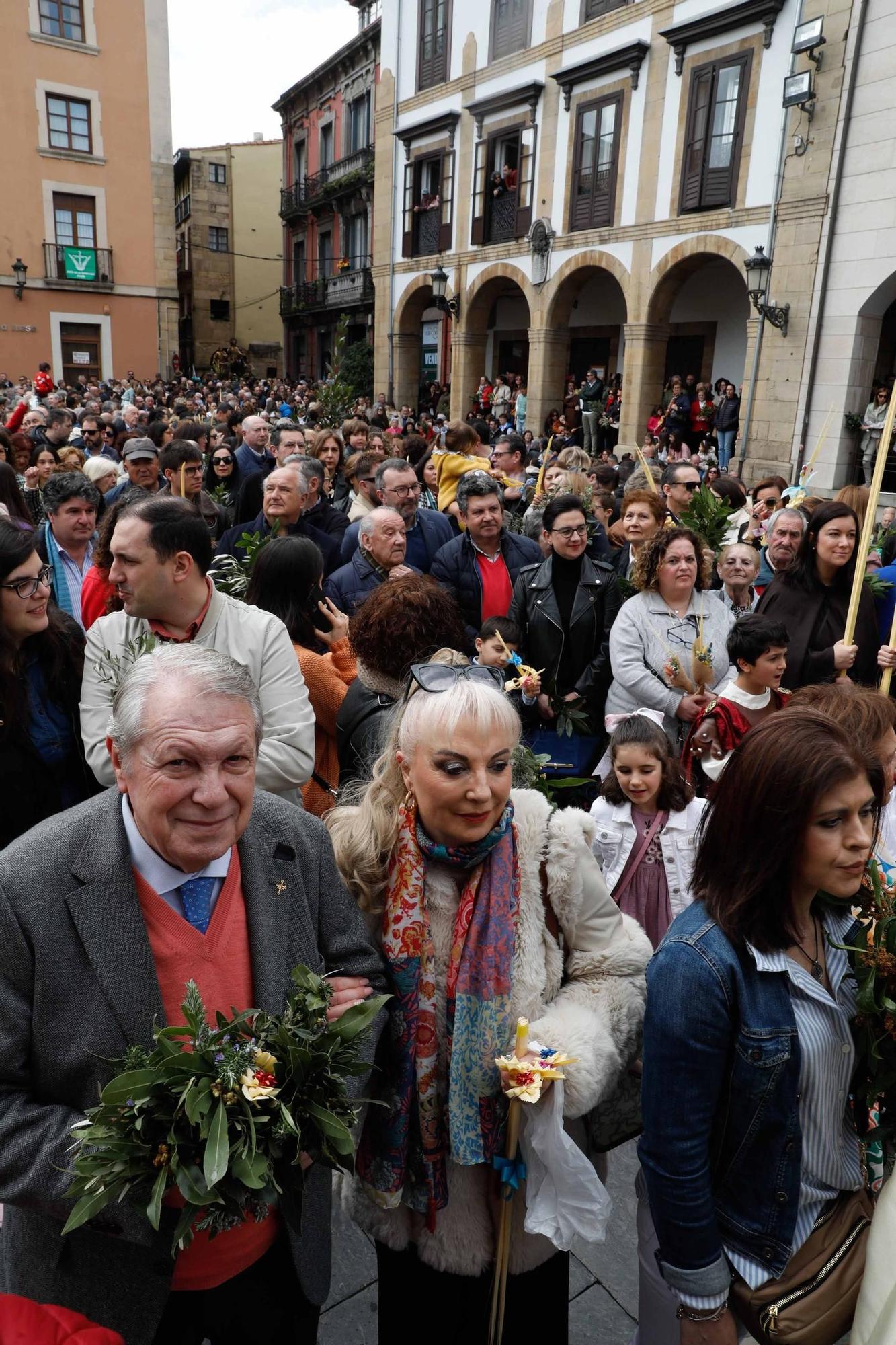 Multitudinaria bendición de ramos y procesión de La Borriquilla en Avilés