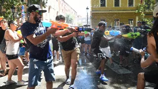 Miles de personas celebran la tradicional Batalla Naval en Vallecas, Madrid