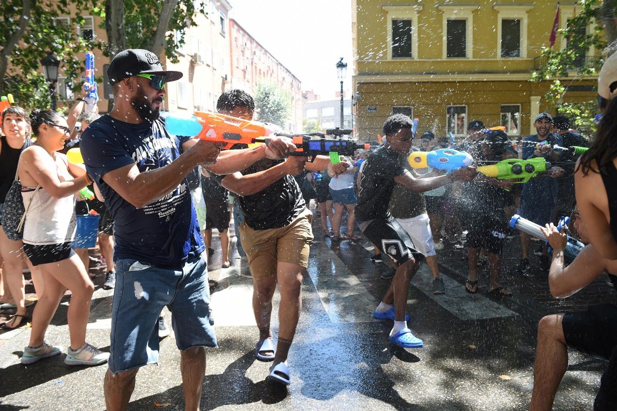 Miles de personas celebran la tradicional Batalla Naval en Vallecas, Madrid