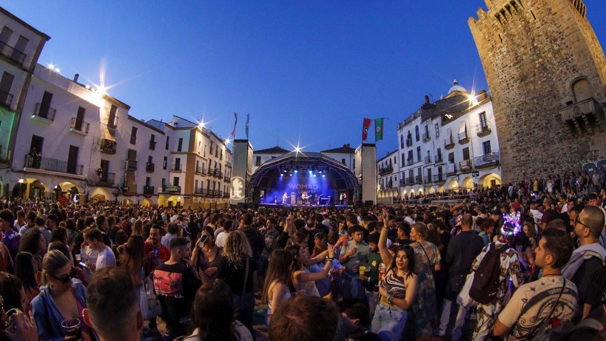 Los conciertos del Womad llenan la plaza Mayor de Cáceres