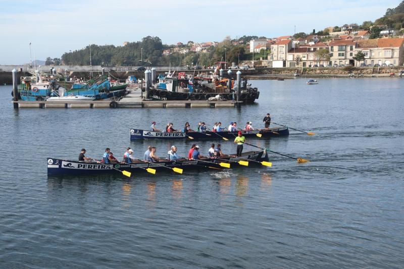 Las dos traineras de Tirán en el agua. |  // FDV 