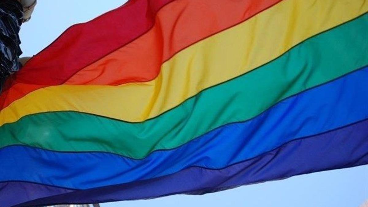 Una bandera del orgullo LGTBIQ+.