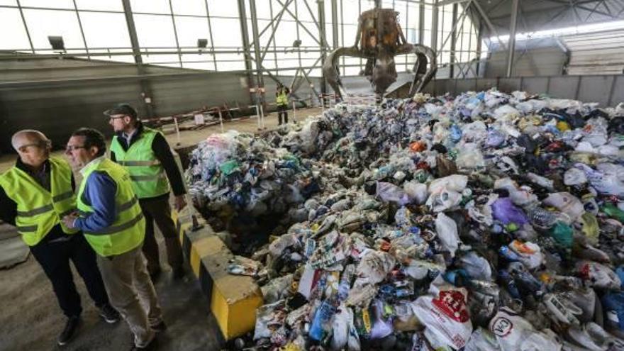 Imagen de la visita a la planta de residuos que tuvo lugar ayer.