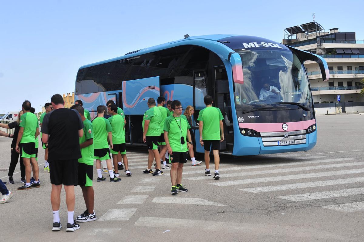 Los jugadores del Elche Genuine preparándose para subir al autobús esta tarde