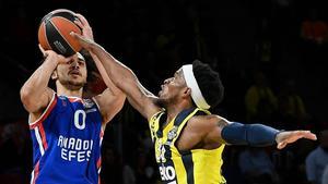 Shane Larkin lanza a canasta ante Bobby Dixon.