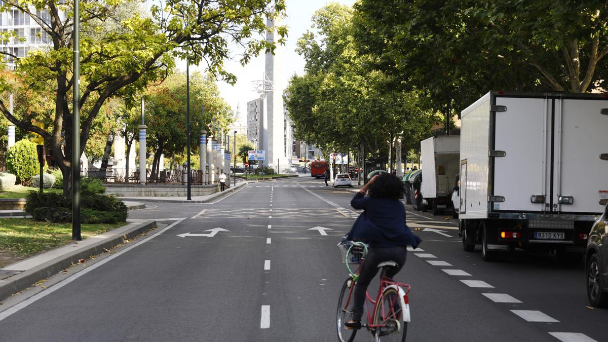 Una ciclista por la avenida Pablo Gargallo de Zaragoza, en La Almozara, sin carril bici ahora.