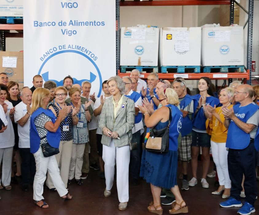 La reina Sofía visita el Banco de Alimentos de Vigo