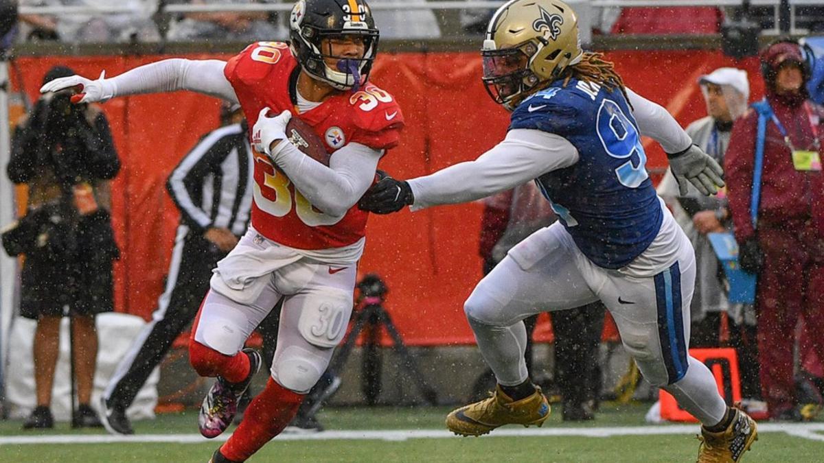 James Conner # 30 de los Pittsburgh Steelers evade a Cameron Jordan # 94 de los New Orleans Saints en el segundo trimestre durante el Pro Bowl NFL 2019 en el Camping World Stadium en Orlando, Florida.