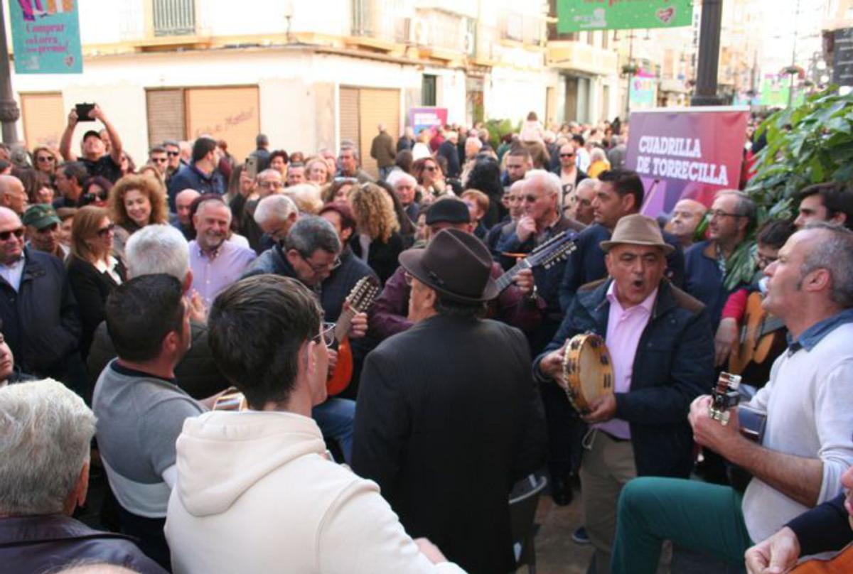 La Cuadrilla de Torrecilla durante el tradicional encuentro al que este año acudían unas dos mil personas. pilar wals