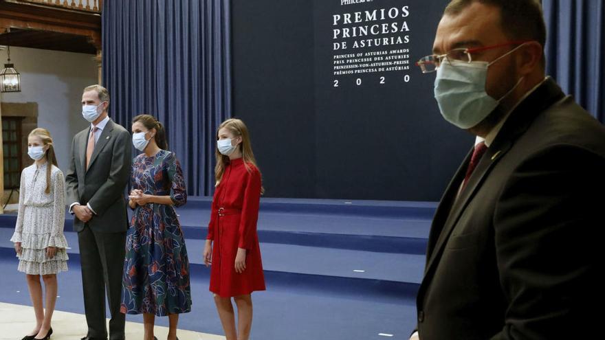 Adrián Barbón, en primer término, con la familia real al fondo, durante la audiencia a los galardonados con los premios Princesa de Asturias.