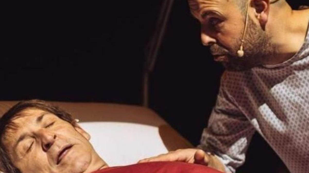 Albert Pla (ajagut) i Peyu, en la versió que fan de ‘Hamlet’, al Coliseum. | JORDI GALDRIC