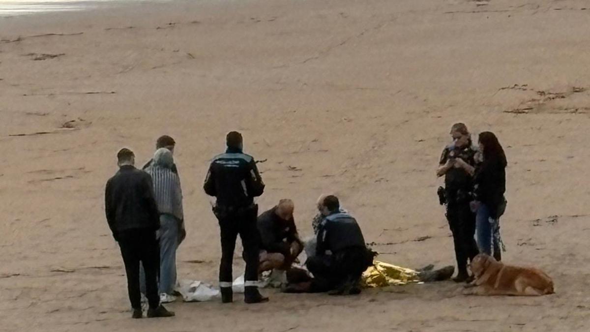 Agentes de la Policía Local, junto a la joven.