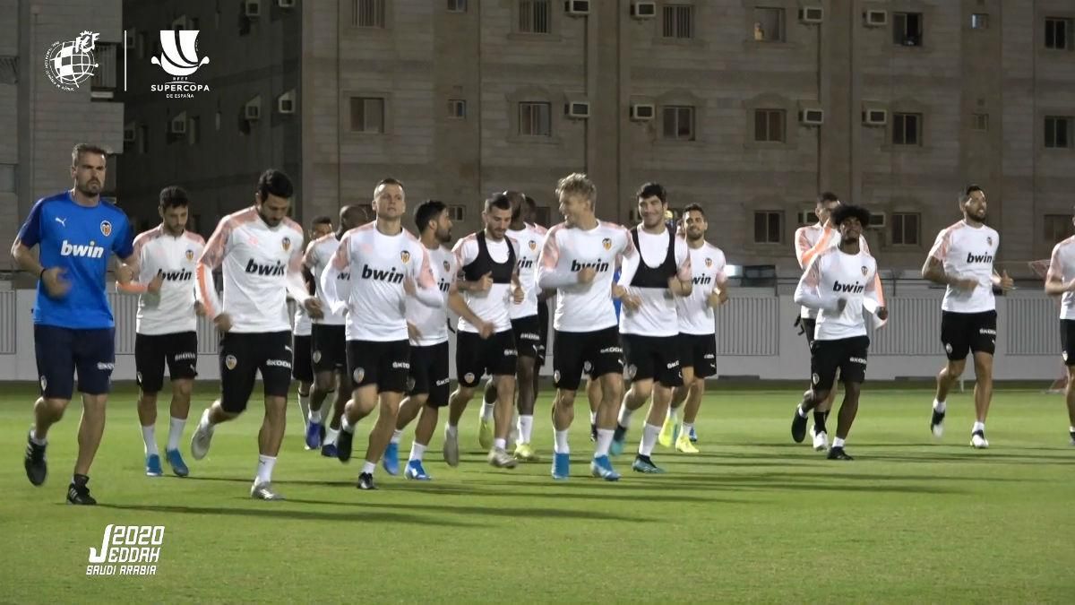 El equipo del Valencia CF entrenando horas antes del partido de semifinales de la Supercopa de España.