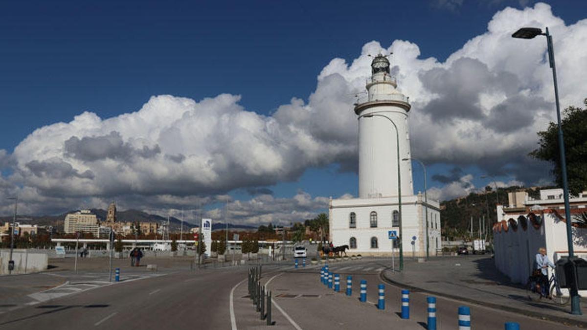 La Farola, en primer plano. Al fondo, a la izquierda, la Catedral.