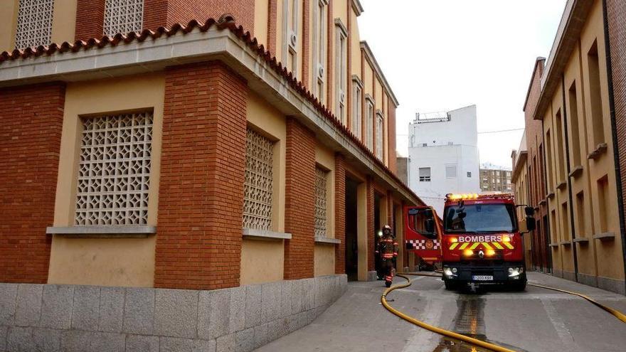 Los bomberos trabajan en la extinción de un incencio en el colegio de la Consolación