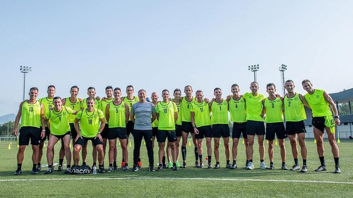 El conjunto de árbitros españoles, durante su pretemporada.