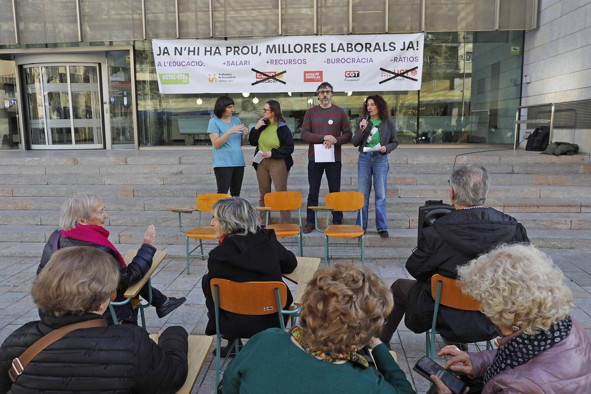 Girona. Seu Generalitat. Roda de premsa dels docents gironins que es manifestaran dijous per reclamar millores despres de l'acord insuficient entre Educacio i els sindicats CCOO i UGT.