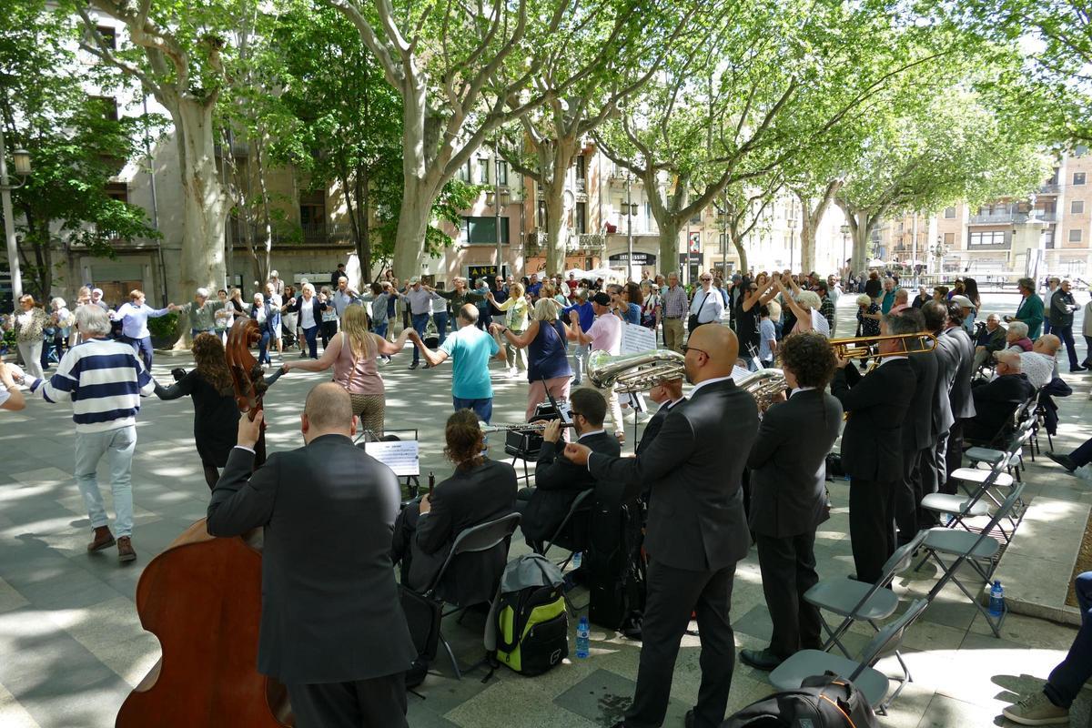 EN IMATGES | Les sardanes i les rotllanes ressonen amb força a la Rambla de Figueres