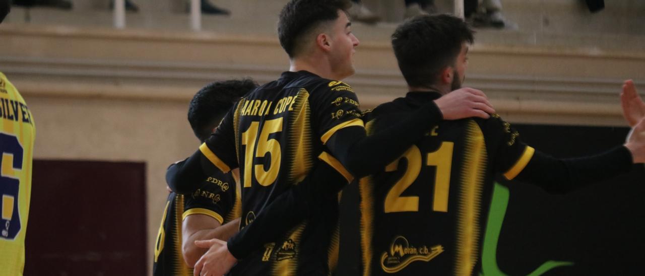 Los jugadores del Cáceres Universidad celebran un gol en un partido anterior.