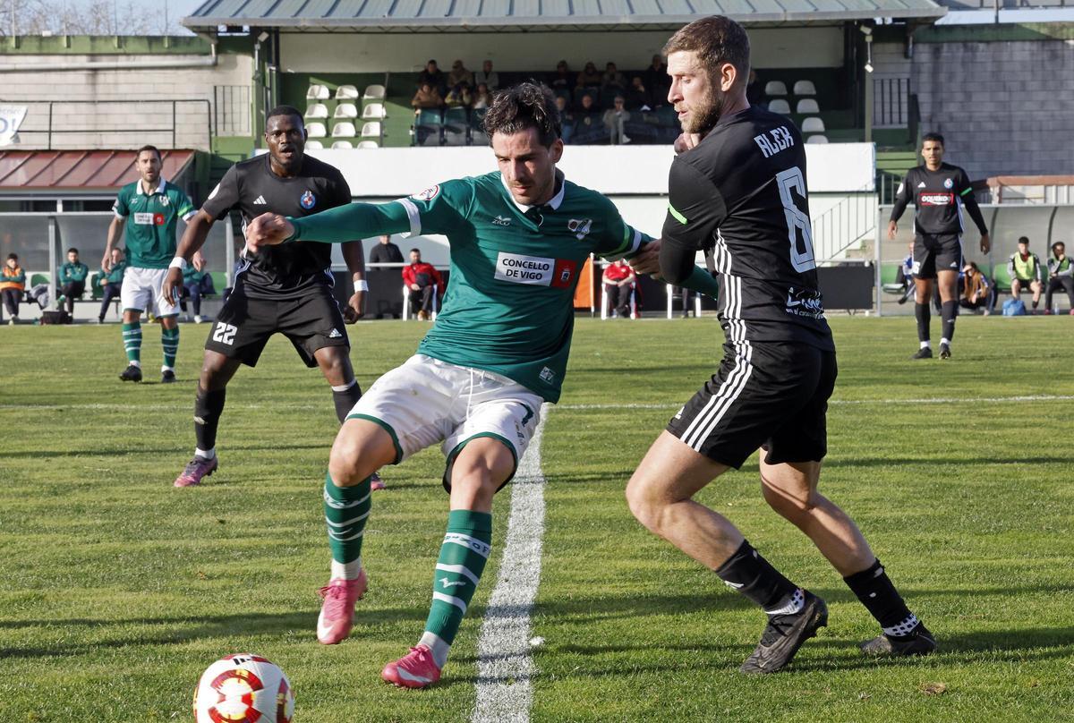 Álex Rey, autor del gol del Coruxo en el partido ante el Llanera, protege el balón