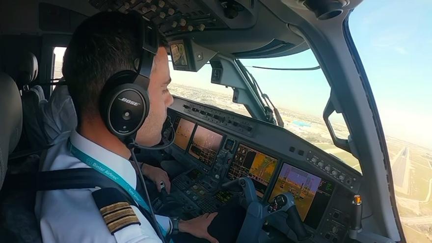 El aterrizaje del primer vuelo de Binter a Madrid, desde la vista de los pilotos