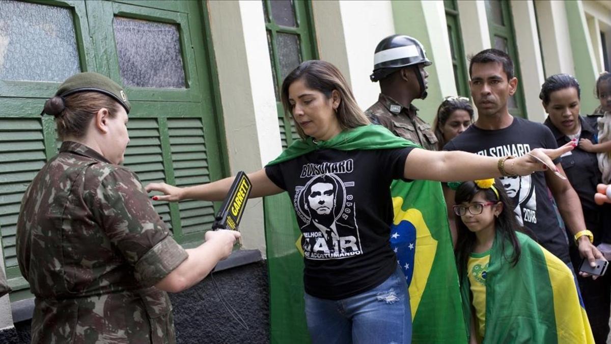 Fuertes medidas de seguridad en los colegios electorales de Brasil..