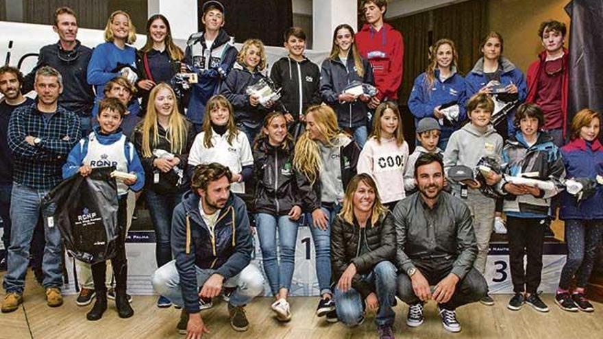 Los vencedores Pau Mesquida, Bover-Homar, Pérez-Crombe, Antoni Vidal, Clive Walker y Cristina Cardona en el Real Club Náutico de Palma.