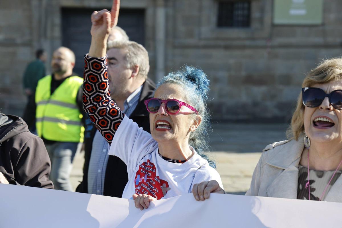 Miles de personas toman las calles de Santiago en defensa de la sanidad ...