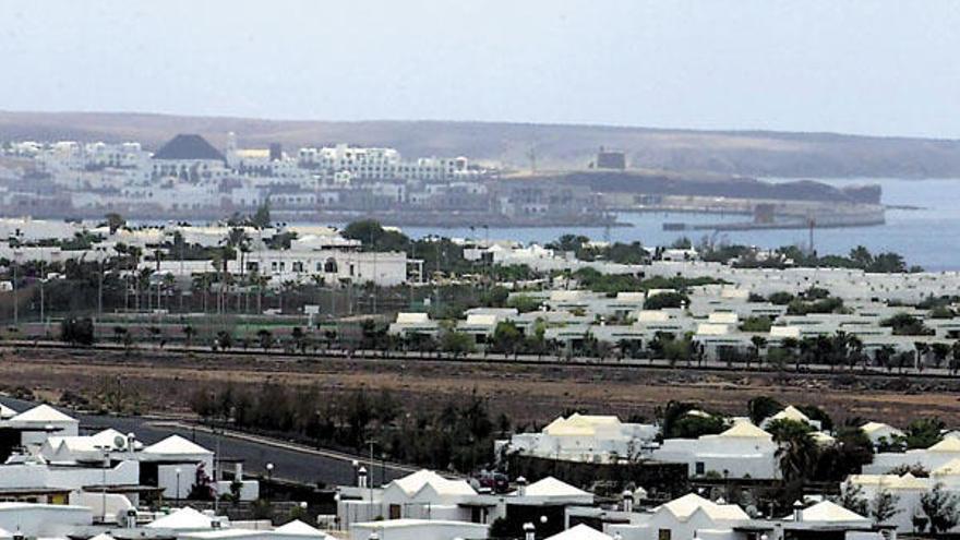Vista general de la zona turística de Playa Blanca, en el municipio lanzaroteño de Yaiza.