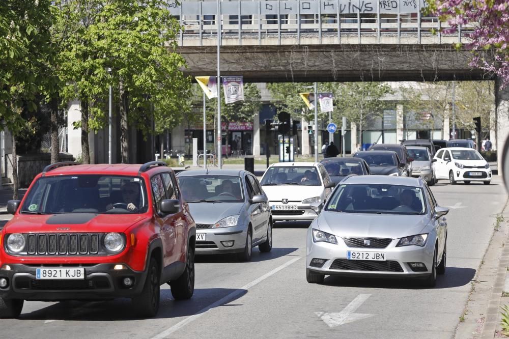 Un foc a la carretera Barcelona causa un caos de trànsit a Girona