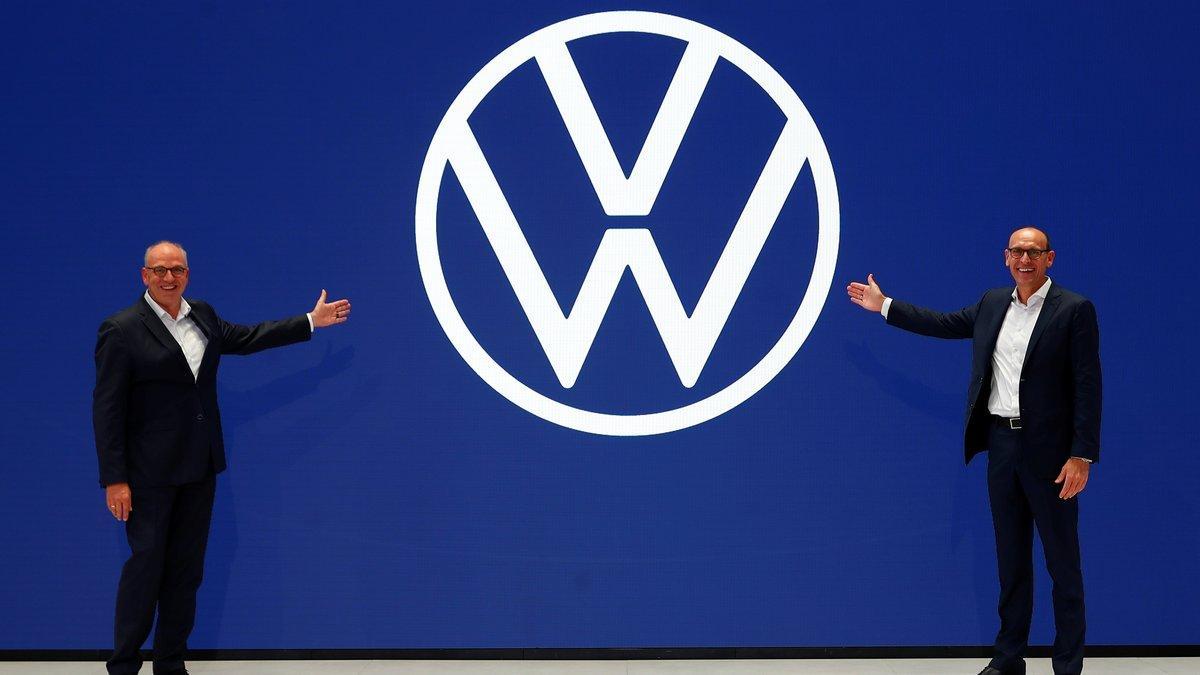 Ralf Brandstätter, CEO de Volkswagen Passenger Cars, y Jürgen Stackmann, jefe de marketing de Volkswagen, presentando el nuevo logo.