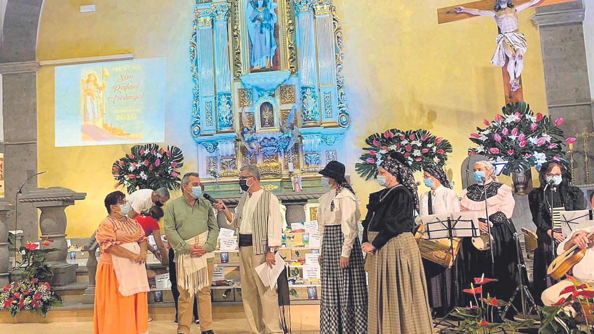 Representantes vecinales durante la ofrenda de alimentos en el interior de la iglesia de San Rafael de Vecindario.