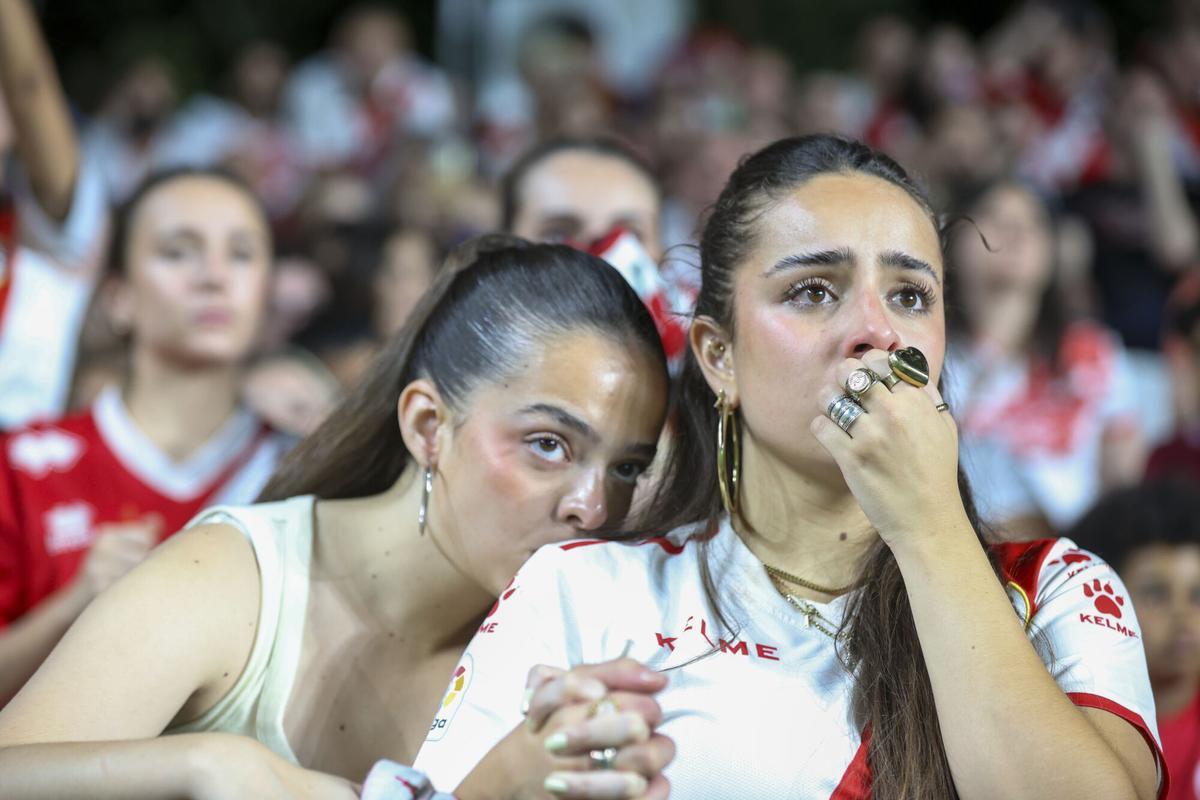 Dos aficionadas del Rayo en el estadio de Vallecas, viendo la final por pantalla gigante.