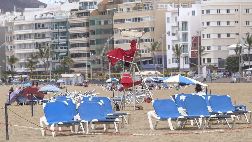 La lluvia no frena las ganas de playa en Las Palmas de Gran Canaria