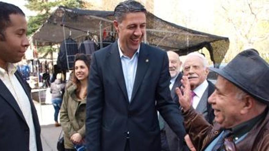 García Albiol passeja pel mercat de la Font recollint mostres de suport