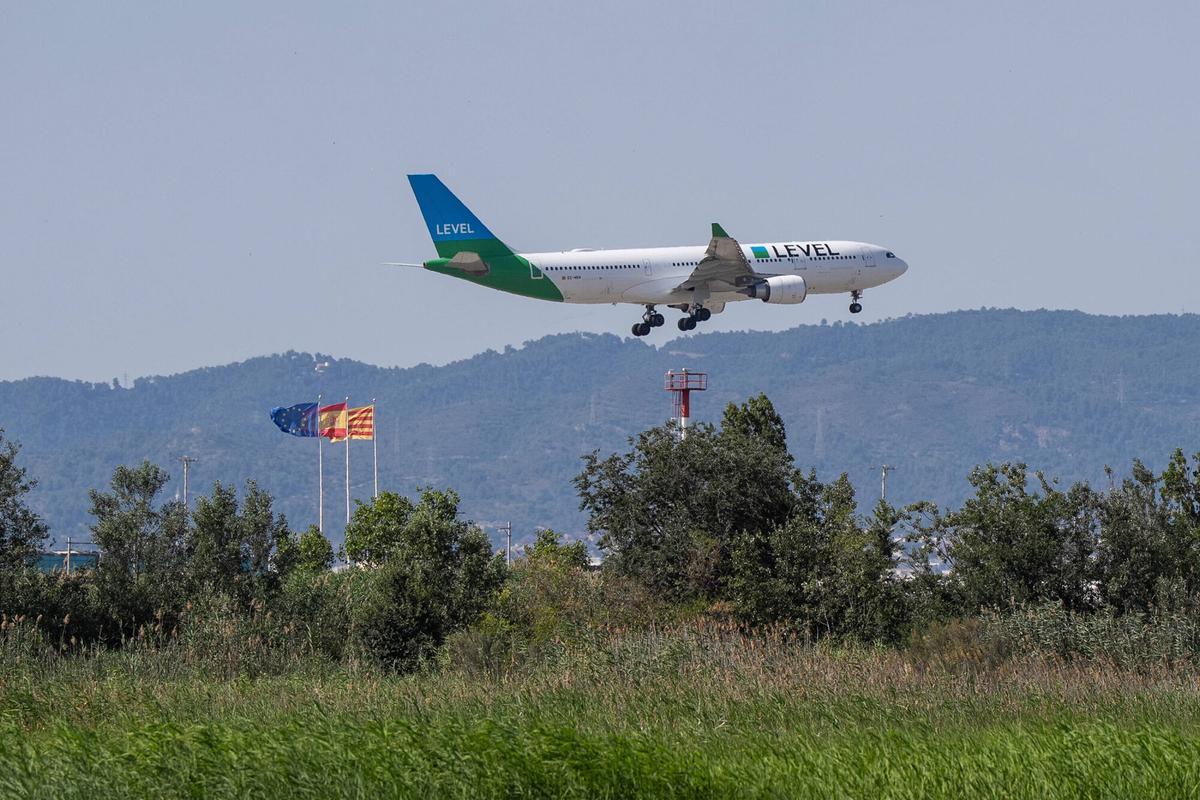 Barcelona. Vista general del Espacio Natural Remolar-Filipinas con aviones pasando hacia el aeropuerto de Barcelona-El Prat y de su entorno natural, protagonista del debate sobre su futura ampliación. La Unión Europea encarrila la ampliación del aeropuerto mientras el Gobierno intensifica las conversaciones con Bruselas y acelera el cierre del expediente de infracción del Delta del Llobregat, un paso indispensable para desbloquear el proyecto. 16 de junio de 2026. Tema del día / Portada. AUTOR: ZOWY VOETEN