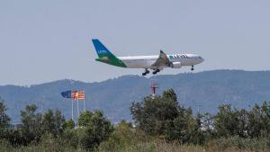 Barcelona. Vista general del Espacio Natural Remolar-Filipinas con aviones pasando hacia el aeropuerto de Barcelona-El Prat y de su entorno natural, protagonista del debate sobre su futura ampliación. La Unión Europea encarrila la ampliación del aeropuerto mientras el Gobierno intensifica las conversaciones con Bruselas y acelera el cierre del expediente de infracción del Delta del Llobregat, un paso indispensable para desbloquear el proyecto. 16 de junio de 2026. Tema del día / Portada. AUTOR: ZOWY VOETEN