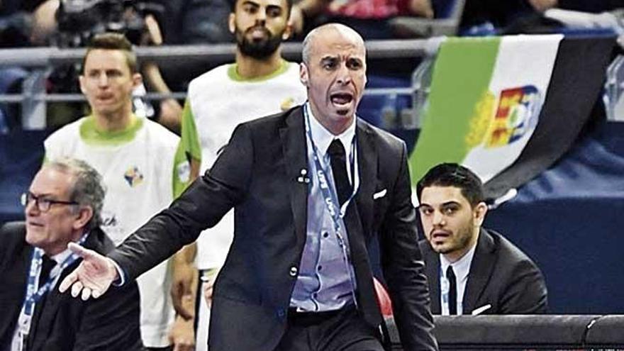 Antonio Vadillo da instrucciones a sus jugadores en el partido del pasado sÃ¡bado.