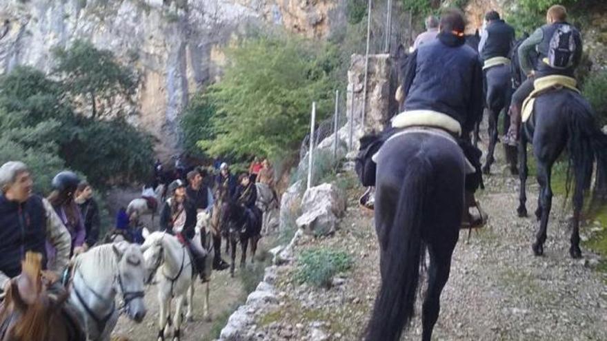 Algunos de los jinetes atravesando un camino de montaña.