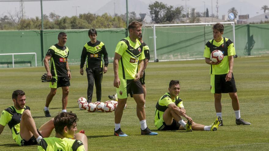 Los futbolistas del Elche, durante un entrenamiento