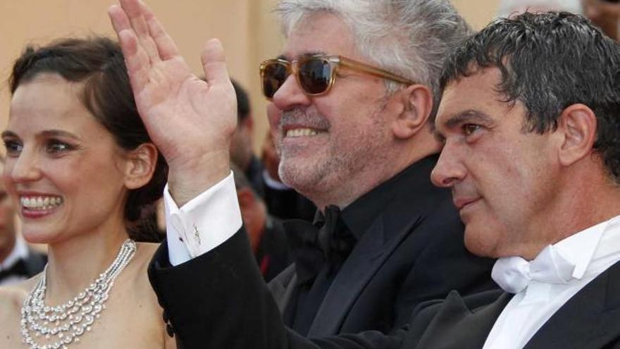 Elena Anaya, Pedro Almodóvar y Antonio Banderas, ayer en el Festival de Cannes.