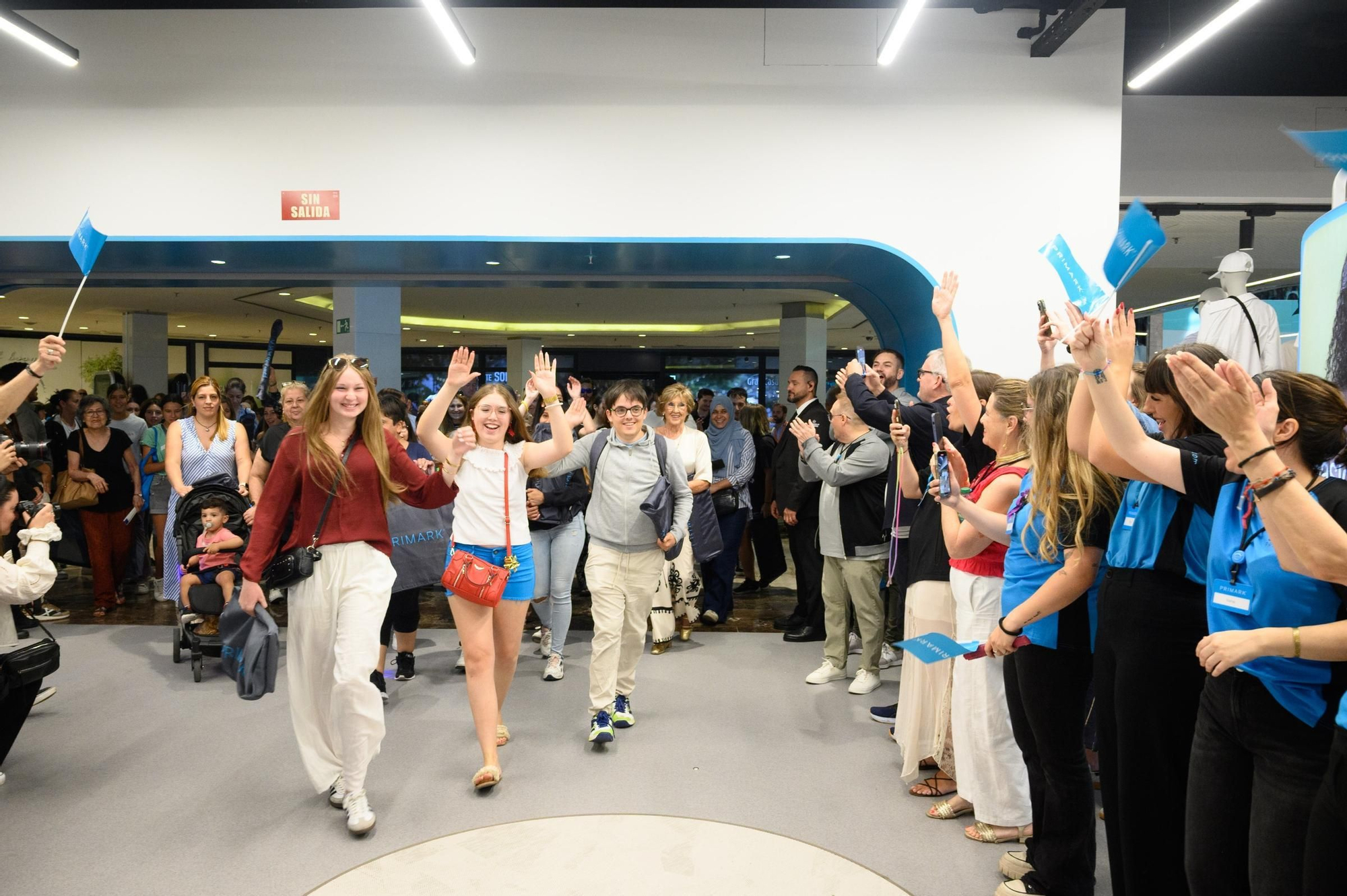 En imágenes | Largas filas para dar la bienvenida al Primark de Grancasa